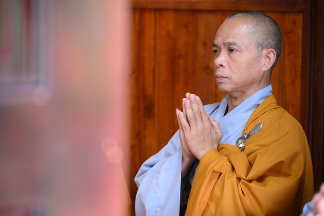 Chư Tăng đảnh lễ Hoà thượng Ân sư sau khi thọ giới tại Đại giới đàn Thiện Huệ - Đồng Tháp