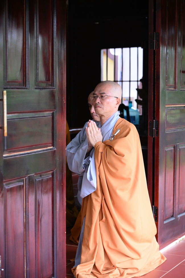 Chư Tăng đảnh lễ Hoà thượng Ân sư sau khi thọ giới tại Đại giới đàn Thiện Huệ - Đồng Tháp