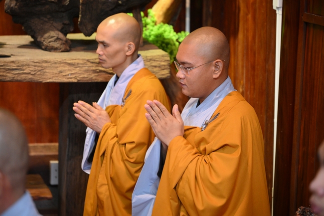 Chư Tăng đảnh lễ Hoà thượng Ân sư sau khi thọ giới tại Đại giới đàn Thiện Huệ - Đồng Tháp