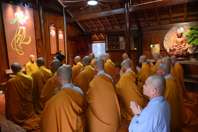 Chư Tăng đảnh lễ Hoà thượng Ân sư sau khi thọ giới tại Đại giới đàn Thiện Huệ - Đồng Tháp