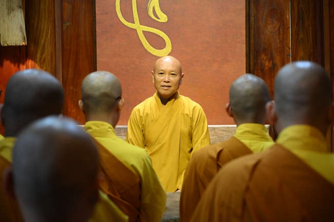 Chư Tăng đảnh lễ Hoà thượng Ân sư sau khi thọ giới tại Đại giới đàn Thiện Huệ - Đồng Tháp