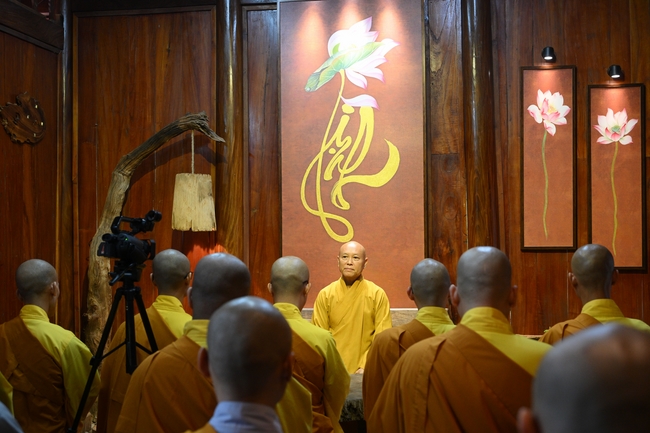 Chư Tăng đảnh lễ Hoà thượng Ân sư sau khi thọ giới tại Đại giới đàn Thiện Huệ - Đồng Tháp