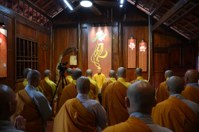 Chư Tăng đảnh lễ Hoà thượng Ân sư sau khi thọ giới tại Đại giới đàn Thiện Huệ - Đồng Tháp