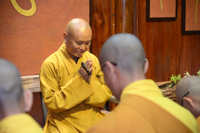 Chư Tăng đảnh lễ Hoà thượng Ân sư sau khi thọ giới tại Đại giới đàn Thiện Huệ - Đồng Tháp