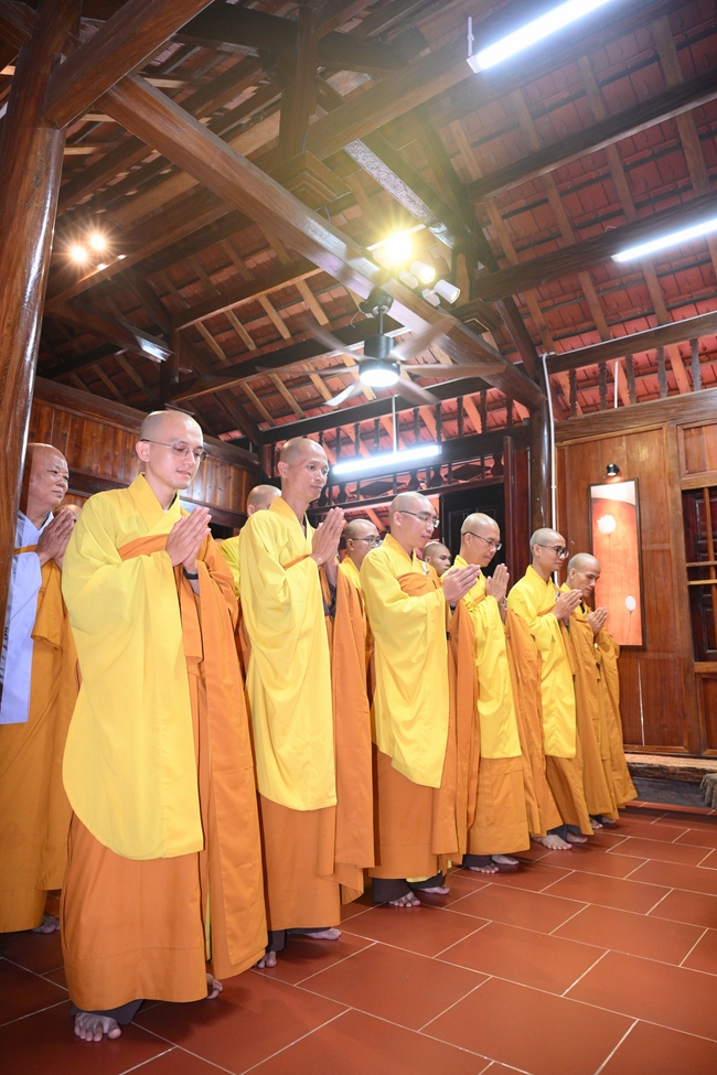 Chư Tăng đảnh lễ Hoà thượng Ân sư sau khi thọ giới tại Đại giới đàn Thiện Huệ - Đồng Tháp