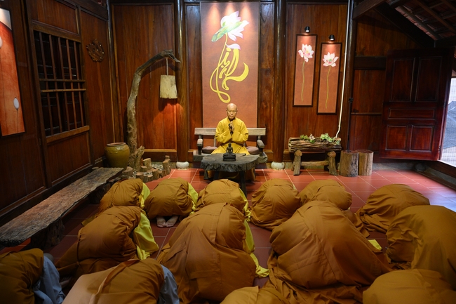 Chư Tăng đảnh lễ Hoà thượng Ân sư sau khi thọ giới tại Đại giới đàn Thiện Huệ - Đồng Tháp