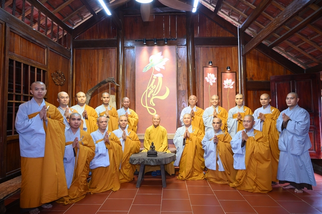 Chư Tăng đảnh lễ Hoà thượng Ân sư sau khi thọ giới tại Đại giới đàn Thiện Huệ - Đồng Tháp