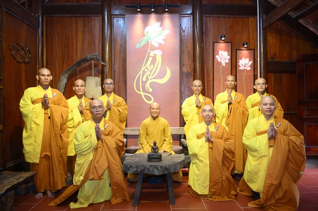 Chư Tăng đảnh lễ Hoà thượng Ân sư sau khi thọ giới tại Đại giới đàn Thiện Huệ - Đồng Tháp