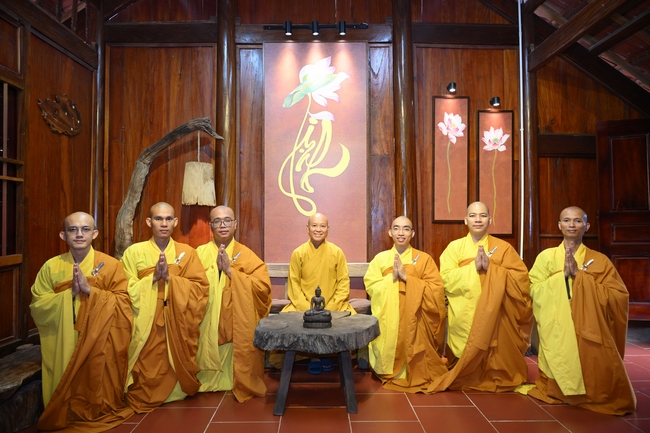 Chư Tăng đảnh lễ Hoà thượng Ân sư sau khi thọ giới tại Đại giới đàn Thiện Huệ - Đồng Tháp