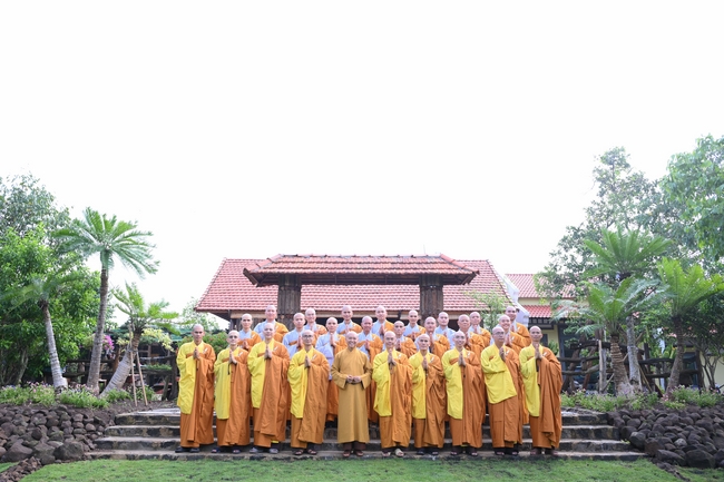 Chư Tăng đảnh lễ Hoà thượng Ân sư sau khi thọ giới tại Đại giới đàn Thiện Huệ - Đồng Tháp