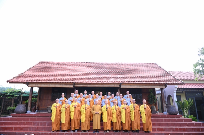 Chư Tăng đảnh lễ Hoà thượng Ân sư sau khi thọ giới tại Đại giới đàn Thiện Huệ - Đồng Tháp