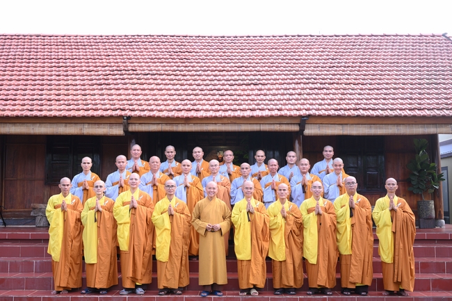 Chư Tăng đảnh lễ Hoà thượng Ân sư sau khi thọ giới tại Đại giới đàn Thiện Huệ - Đồng Tháp