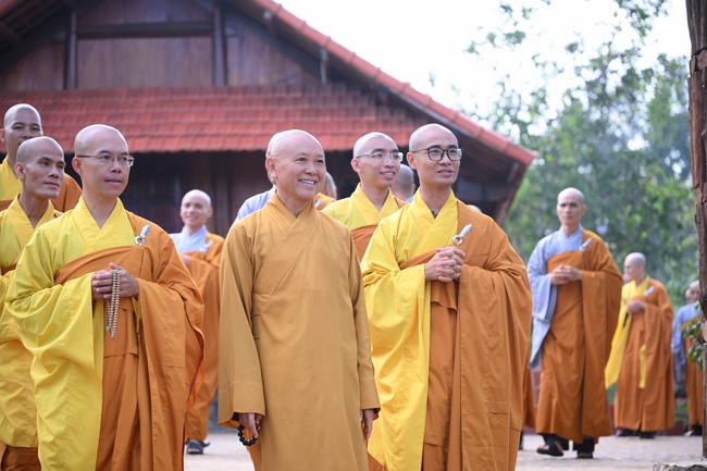 Chư Tăng đảnh lễ Hoà thượng Ân sư sau khi thọ giới tại Đại giới đàn Thiện Huệ - Đồng Tháp