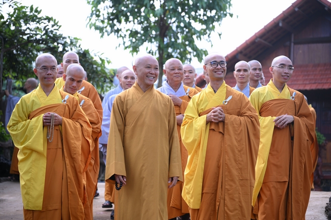 Chư Tăng đảnh lễ Hoà thượng Ân sư sau khi thọ giới tại Đại giới đàn Thiện Huệ - Đồng Tháp