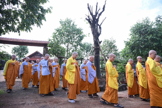 Chư Tăng đảnh lễ Hoà thượng Ân sư sau khi thọ giới tại Đại giới đàn Thiện Huệ - Đồng Tháp
