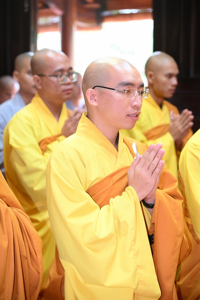 Chư Tăng đảnh lễ Hoà thượng Ân sư sau khi thọ giới tại Đại giới đàn Thiện Huệ - Đồng Tháp