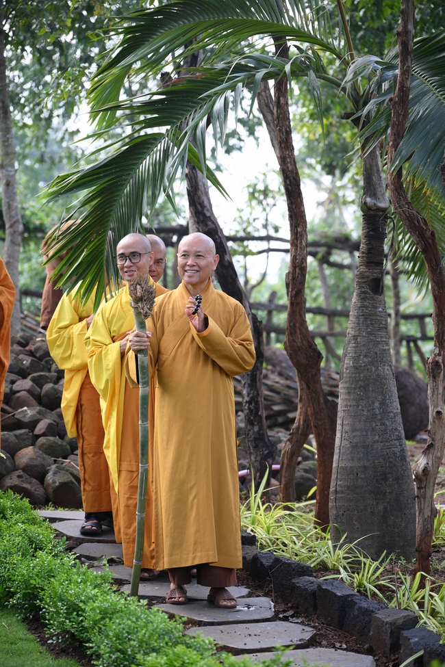 Chư Tăng đảnh lễ Hoà thượng Ân sư sau khi thọ giới tại Đại giới đàn Thiện Huệ - Đồng Tháp
