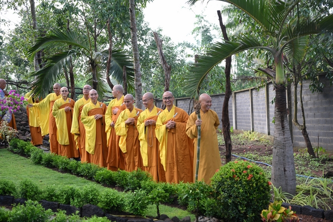 Chư Tăng đảnh lễ Hoà thượng Ân sư sau khi thọ giới tại Đại giới đàn Thiện Huệ - Đồng Tháp