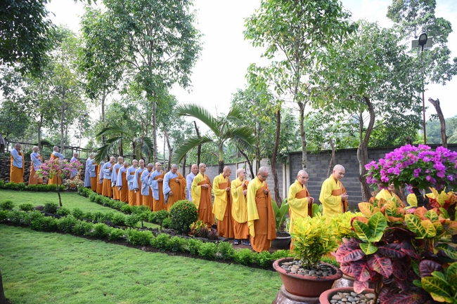 Chư Tăng đảnh lễ Hoà thượng Ân sư sau khi thọ giới tại Đại giới đàn Thiện Huệ - Đồng Tháp