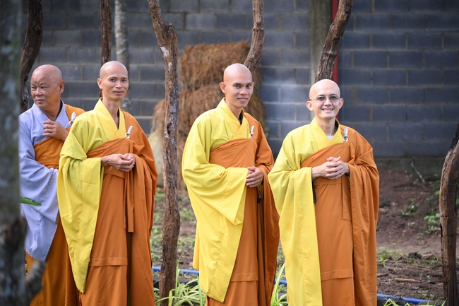 Chư Tăng đảnh lễ Hoà thượng Ân sư sau khi thọ giới tại Đại giới đàn Thiện Huệ - Đồng Tháp