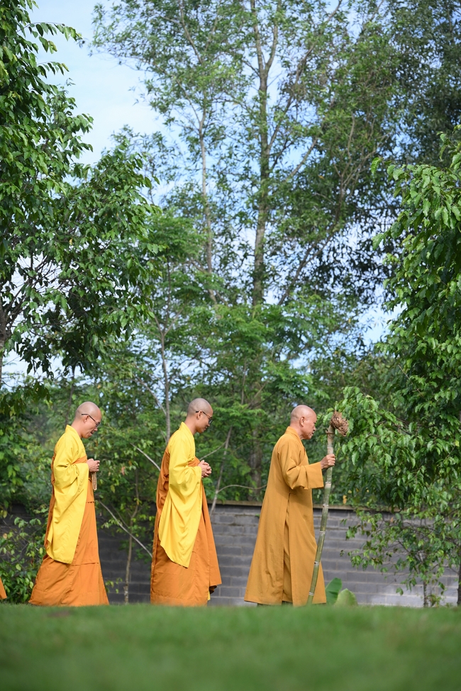 Chư Tăng đảnh lễ Hoà thượng Ân sư sau khi thọ giới tại Đại giới đàn Thiện Huệ - Đồng Tháp