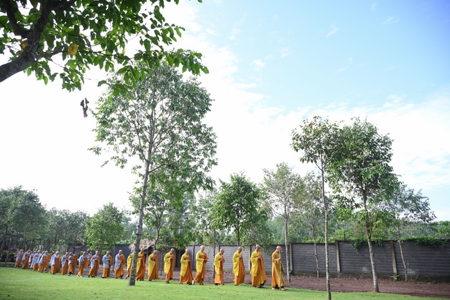 Chư Tăng đảnh lễ Hoà thượng Ân sư sau khi thọ giới tại Đại giới đàn Thiện Huệ - Đồng Tháp