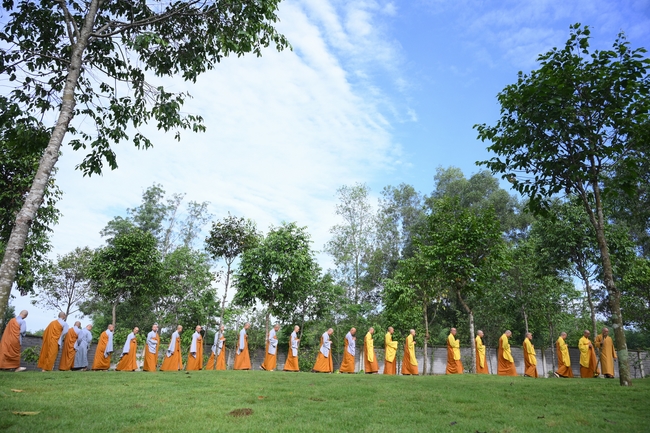 Chư Tăng đảnh lễ Hoà thượng Ân sư sau khi thọ giới tại Đại giới đàn Thiện Huệ - Đồng Tháp