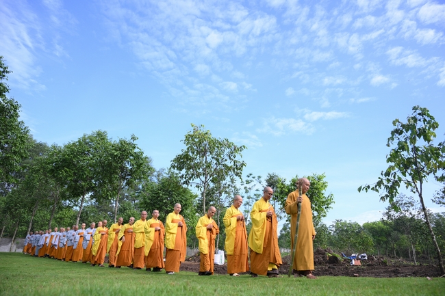 Chư Tăng đảnh lễ Hoà thượng Ân sư sau khi thọ giới tại Đại giới đàn Thiện Huệ - Đồng Tháp