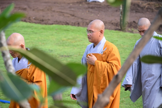 Chư Tăng đảnh lễ Hoà thượng Ân sư sau khi thọ giới tại Đại giới đàn Thiện Huệ - Đồng Tháp