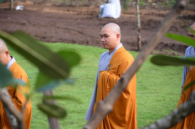 Chư Tăng đảnh lễ Hoà thượng Ân sư sau khi thọ giới tại Đại giới đàn Thiện Huệ - Đồng Tháp