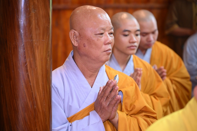 Chư Tăng đảnh lễ Hoà thượng Ân sư sau khi thọ giới tại Đại giới đàn Thiện Huệ - Đồng Tháp