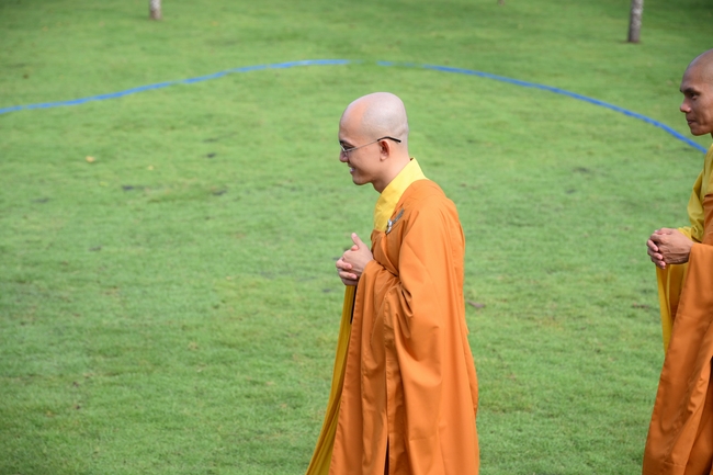 Chư Tăng đảnh lễ Hoà thượng Ân sư sau khi thọ giới tại Đại giới đàn Thiện Huệ - Đồng Tháp