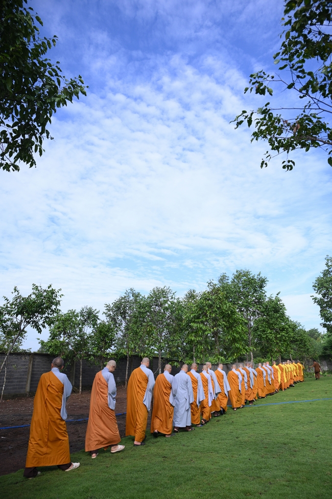 Chư Tăng đảnh lễ Hoà thượng Ân sư sau khi thọ giới tại Đại giới đàn Thiện Huệ - Đồng Tháp