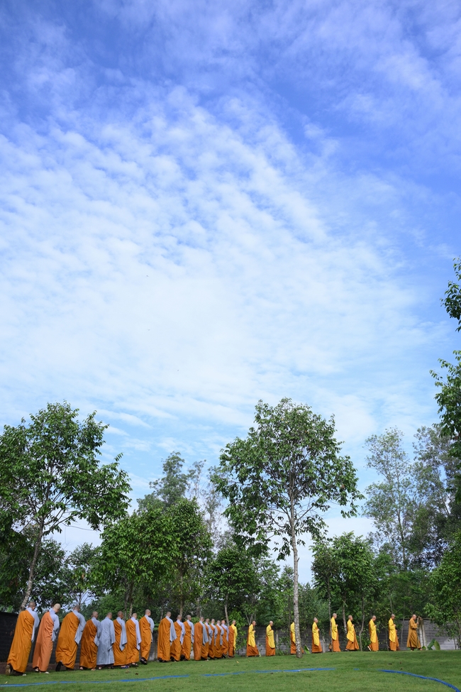 Chư Tăng đảnh lễ Hoà thượng Ân sư sau khi thọ giới tại Đại giới đàn Thiện Huệ - Đồng Tháp