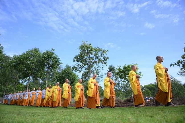 Chư Tăng đảnh lễ Hoà thượng Ân sư sau khi thọ giới tại Đại giới đàn Thiện Huệ - Đồng Tháp