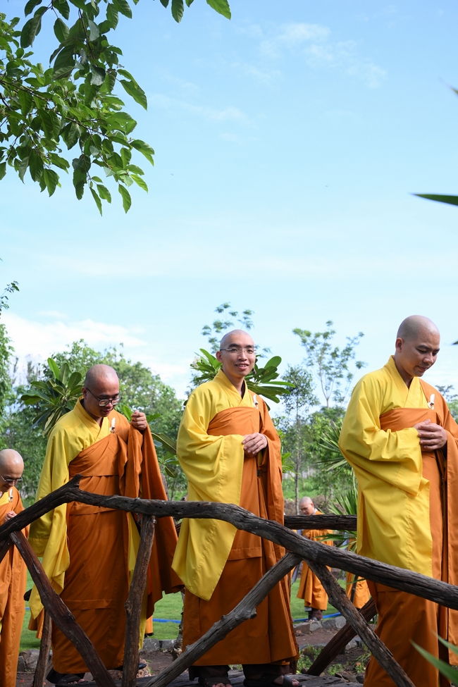 Chư Tăng đảnh lễ Hoà thượng Ân sư sau khi thọ giới tại Đại giới đàn Thiện Huệ - Đồng Tháp