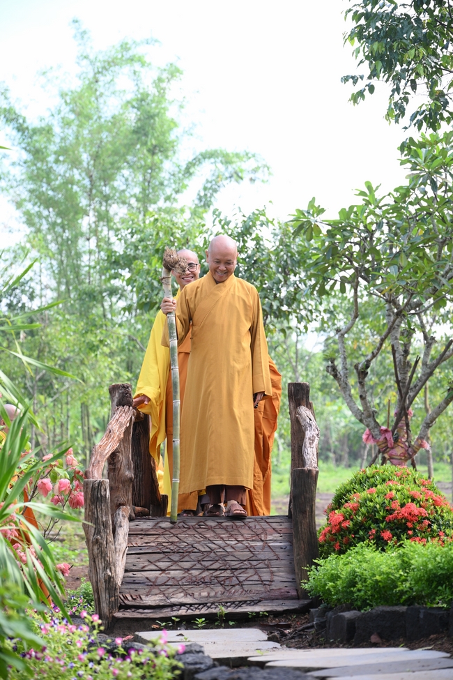 Chư Tăng đảnh lễ Hoà thượng Ân sư sau khi thọ giới tại Đại giới đàn Thiện Huệ - Đồng Tháp