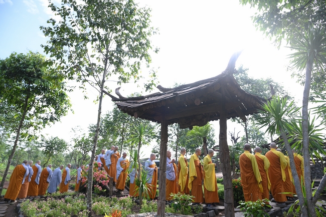 Chư Tăng đảnh lễ Hoà thượng Ân sư sau khi thọ giới tại Đại giới đàn Thiện Huệ - Đồng Tháp