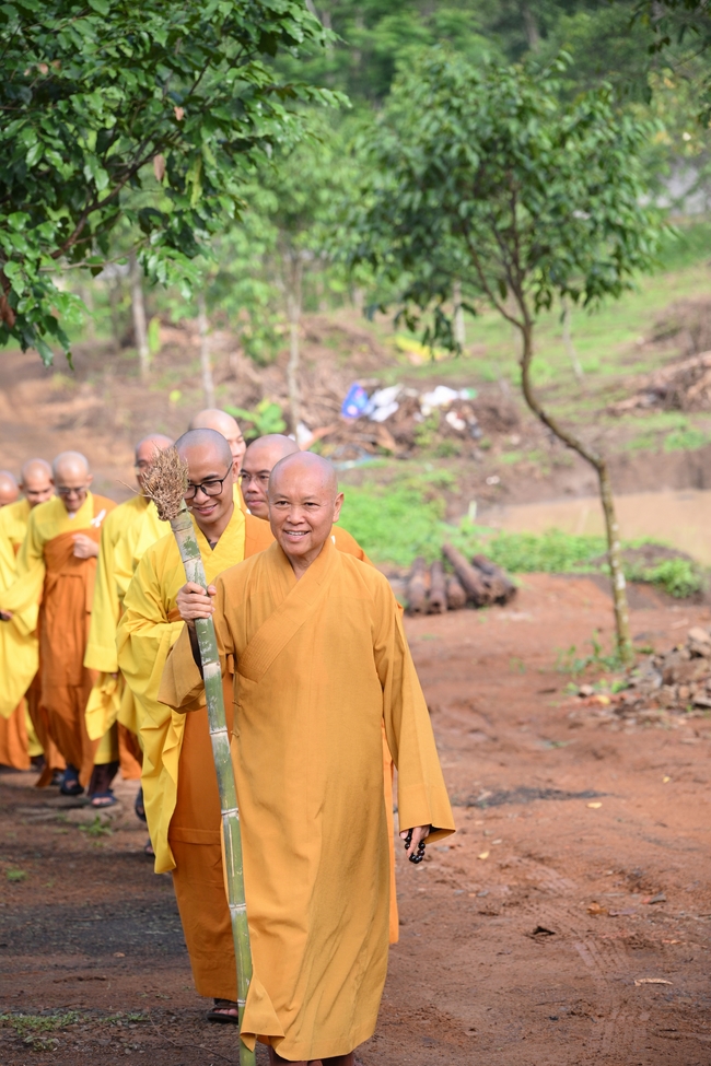 Chư Tăng đảnh lễ Hoà thượng Ân sư sau khi thọ giới tại Đại giới đàn Thiện Huệ - Đồng Tháp