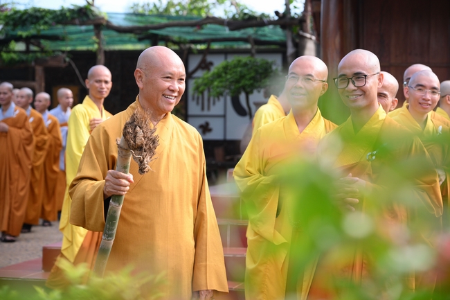 Chư Tăng đảnh lễ Hoà thượng Ân sư sau khi thọ giới tại Đại giới đàn Thiện Huệ - Đồng Tháp