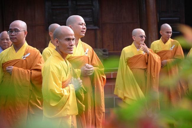 Chư Tăng đảnh lễ Hoà thượng Ân sư sau khi thọ giới tại Đại giới đàn Thiện Huệ - Đồng Tháp