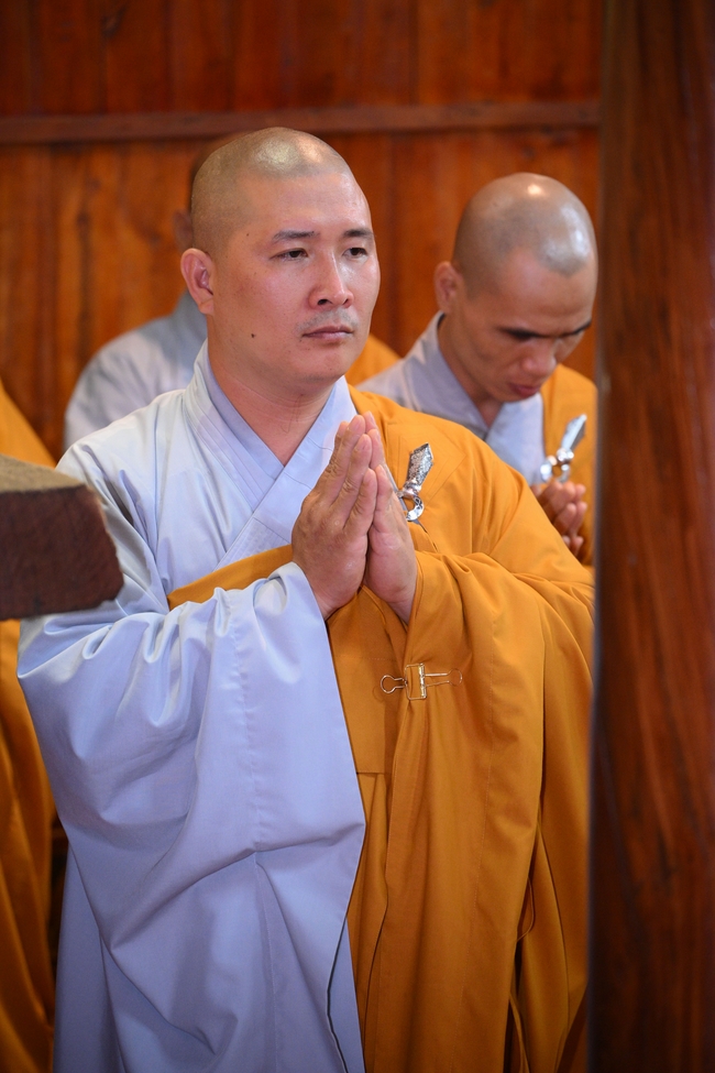 Chư Tăng đảnh lễ Hoà thượng Ân sư sau khi thọ giới tại Đại giới đàn Thiện Huệ - Đồng Tháp