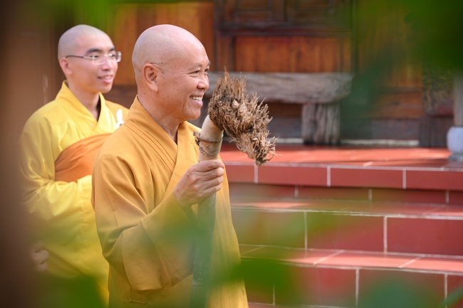 Chư Tăng đảnh lễ Hoà thượng Ân sư sau khi thọ giới tại Đại giới đàn Thiện Huệ - Đồng Tháp