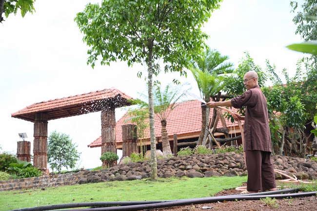 Chư Tăng đảnh lễ Hoà thượng Ân sư sau khi thọ giới tại Đại giới đàn Thiện Huệ - Đồng Tháp