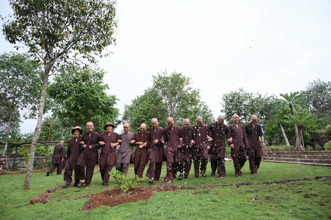 Chư Tăng đảnh lễ Hoà thượng Ân sư sau khi thọ giới tại Đại giới đàn Thiện Huệ - Đồng Tháp