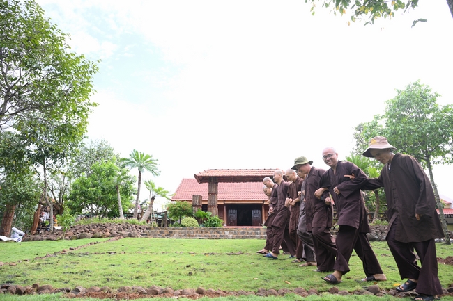 Chư Tăng đảnh lễ Hoà thượng Ân sư sau khi thọ giới tại Đại giới đàn Thiện Huệ - Đồng Tháp