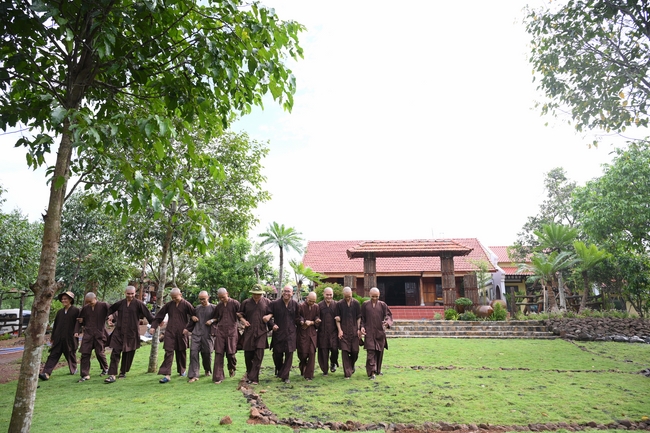 Chư Tăng đảnh lễ Hoà thượng Ân sư sau khi thọ giới tại Đại giới đàn Thiện Huệ - Đồng Tháp