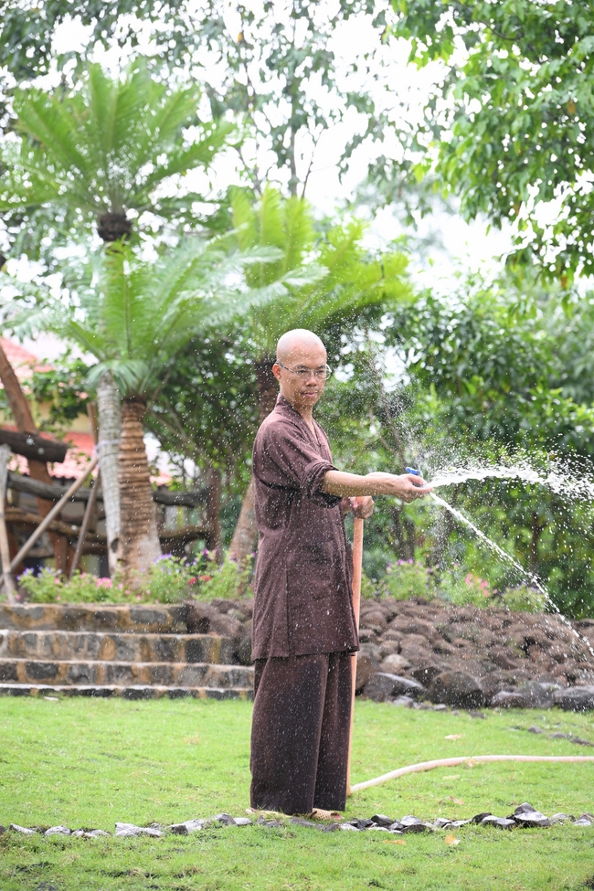 Chư Tăng đảnh lễ Hoà thượng Ân sư sau khi thọ giới tại Đại giới đàn Thiện Huệ - Đồng Tháp