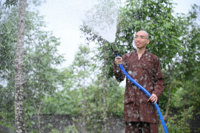 Chư Tăng đảnh lễ Hoà thượng Ân sư sau khi thọ giới tại Đại giới đàn Thiện Huệ - Đồng Tháp