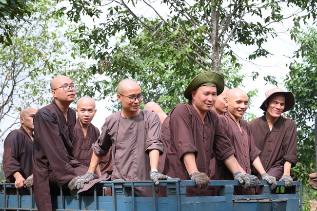 Chư Tăng đảnh lễ Hoà thượng Ân sư sau khi thọ giới tại Đại giới đàn Thiện Huệ - Đồng Tháp